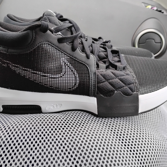 Men's Lebron's black 11.5 - Picture 6 of 9